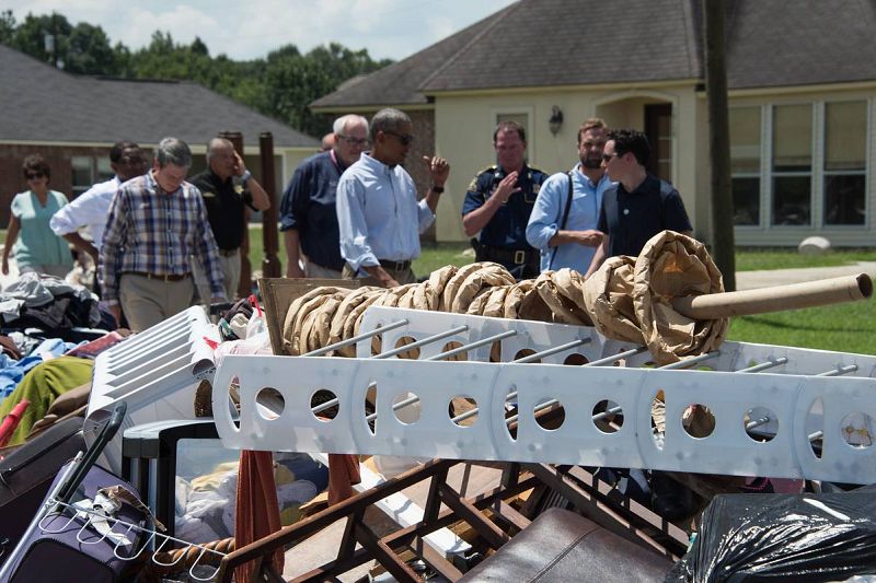 Obama recorre Zachary junto a las autoridades de Luisiana