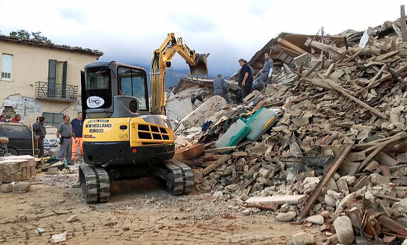 Labores de desescombro en Amatrice.