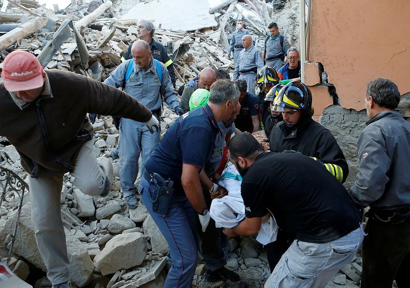 Los escombros han dejado atrapados a habitantes de las zonas más afectadas, en Amatrice.