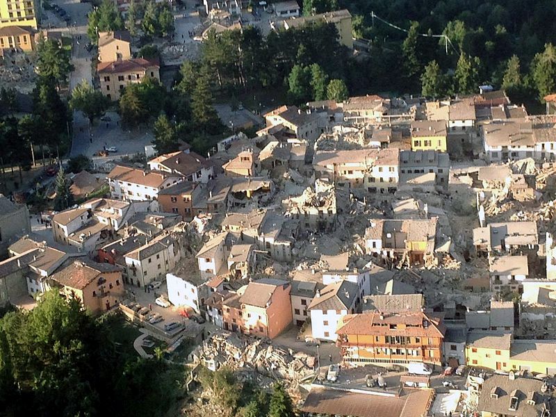 Edificios derruidos por el terremoto que ha sacudido esta madrugada el centro de Italia