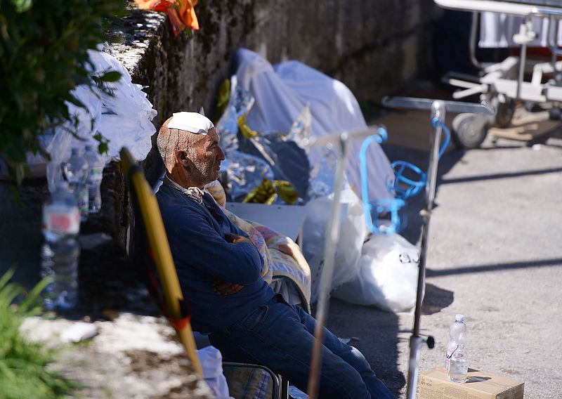 Un hombre herido tras el terremoto en Amatrice con la mirada perdida en el infinito
