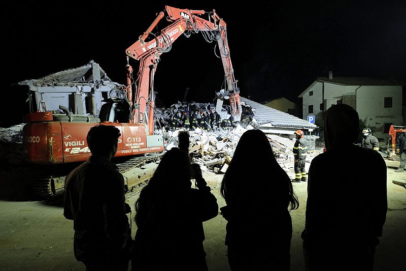 Los efectivos de Protección Civil italiana, bomberos y militares han continuado durante toda la madrugada