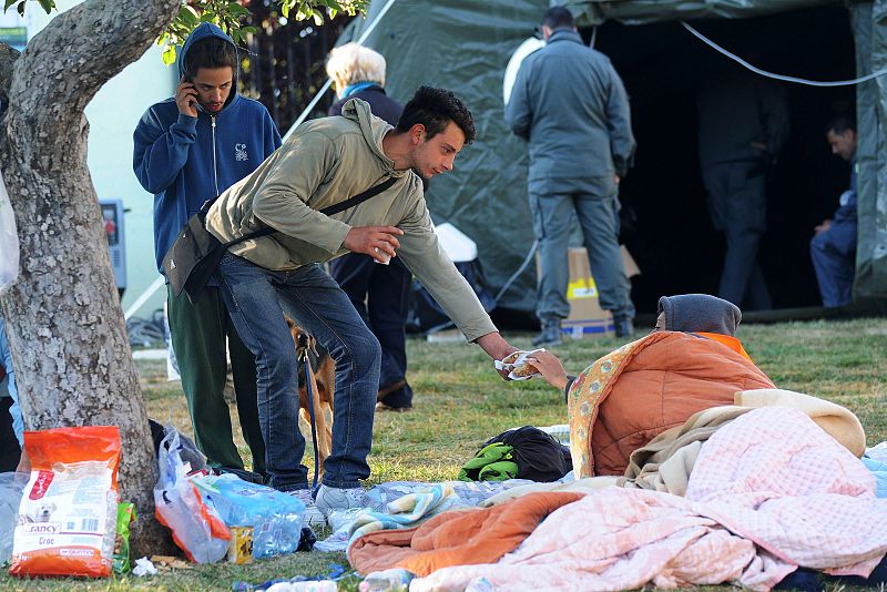 Los supervivientes han sido alojados en campamentos y polideportivos