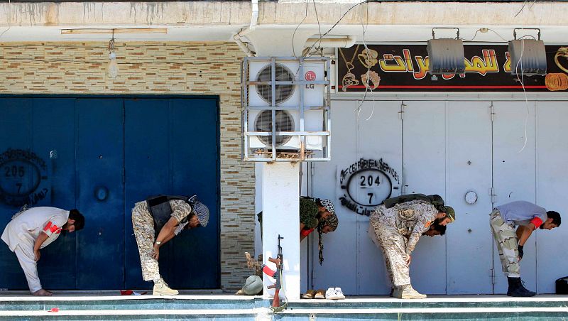 Las milicias libias rezan antes del asalto final al bastión yihadista de Sirte