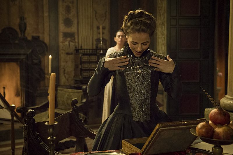 Águila Roja - Lucrecia, con el collar