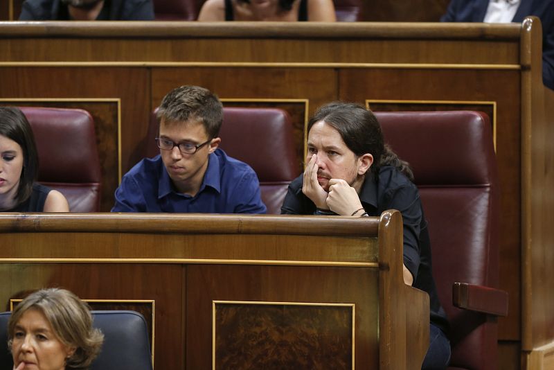 El secretario general de Podemos, Pablo Iglesias, y el portavoz parlamentario, Iñigo Errejón