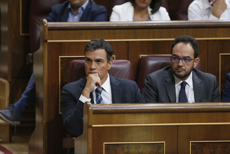 El secretario general del PSOE, Pedro Sánchez, y Antonio Hernando, portavoz parlamentario