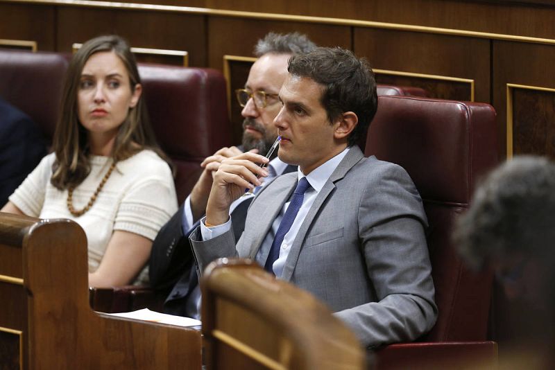 El líder de Ciudadanos, Albert Rivera, junto al portavoz parlamentario, Juan Carlos Girauta, y la diputada Melisa Rodríguez