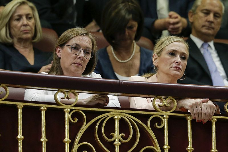 Elvira Fernández, esposa del presidente del Gobierno en funciones, Mariano Rajoy, acompañada de la presidenta de la Comunidad de Madrid, Cristina Cifuentes