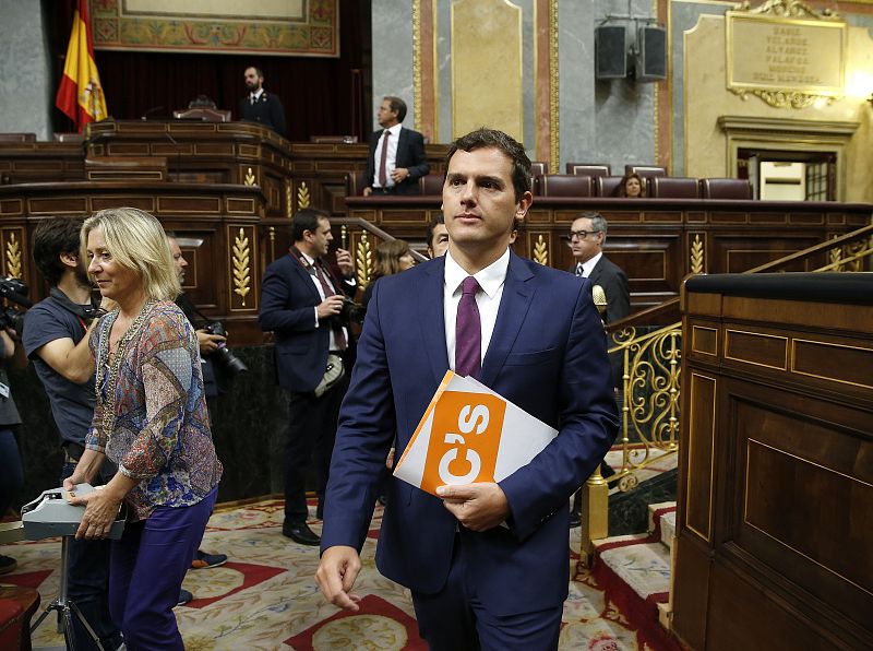 El líder de Ciudadanos, Albert Rivera, antes de empezar la segunda jornada del debate de investidura de Mariano Rajoy