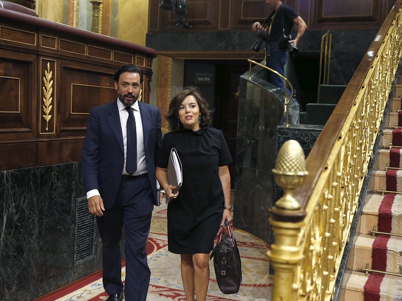 La vicepresidenta del Gobierno en funciones, Soraya Sáenz de Santamaría, a su llegada a la segunda sesión del debate de investidura del líder del PP, Mariano Rajoy