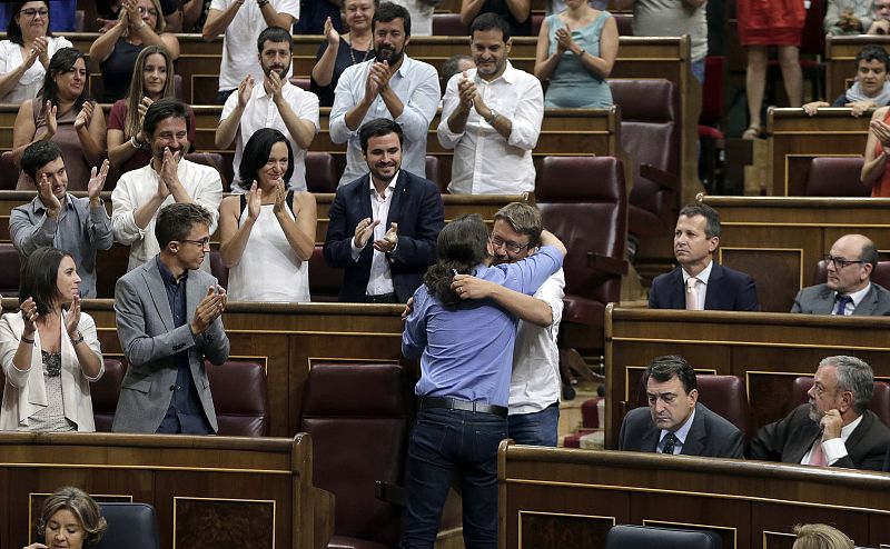 El líder de Podemos, Pablo Iglesias, abraza al portavoz de En Comú Podem, Xavier Domènech.