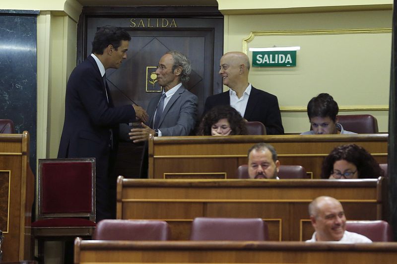 El líder del PSOE, Pedro Sánchez, saluda a Cipriá Ciscar en presencia de Edón Elorza