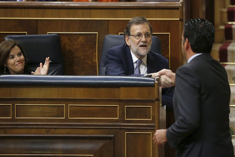 El portavoz de UPN, Íñigo Jesús Alli, saluda al líder del PP, Mariano Rajoy