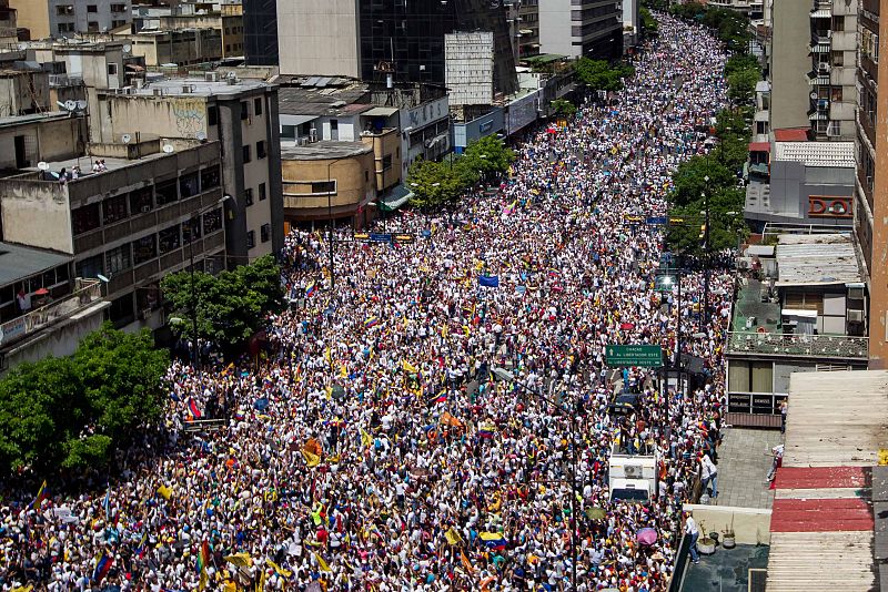 Miles de personas participan en una manifestación denominada "Toma de Caracas", una marcha convocada hace semanas por la alianza de partidos Mesa de la Unidad Democrática