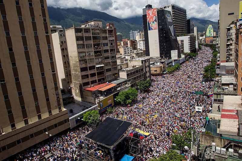 Miles de opositores a Maduro participan en una manifestación denominada "Toma de Caracas"