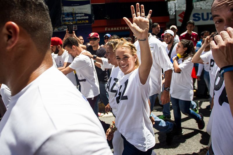 Lilian Tintori, esposa del líder venezolano Leopoldo López junto a miles de personas participa en una manifestación en Caracas