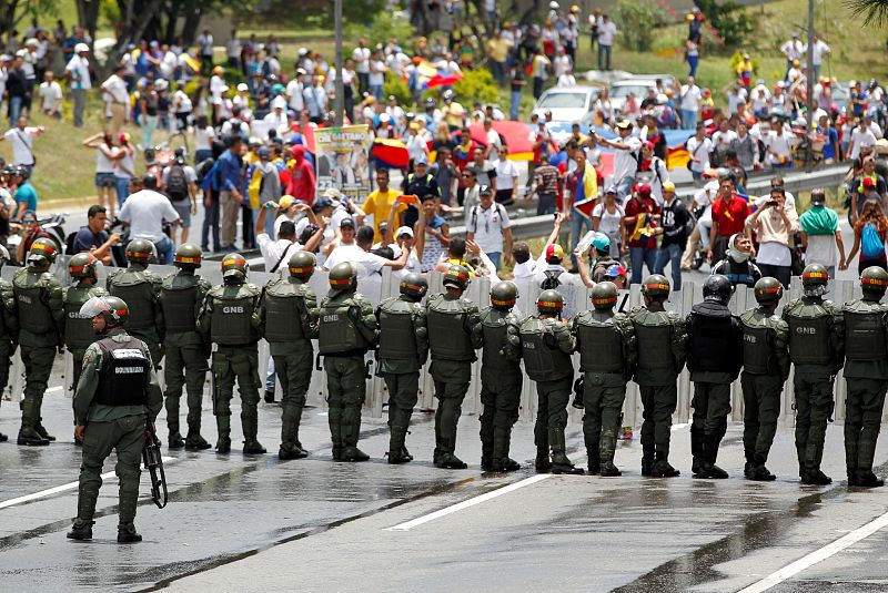 La Guardia Nacional Bolivariana bloquea una calle a los opositores que participan en una manifestación