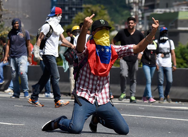 Un opositor durante una manifestación en Caracas