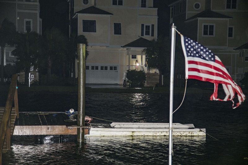 Daños ocasionados por el huracán a su paso por Shell Point Beach, Florida