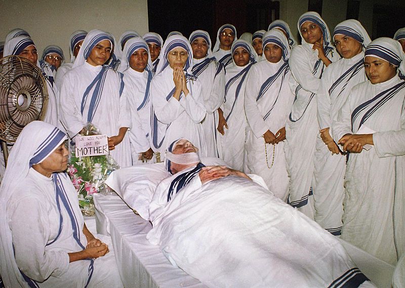 Varias religiosas velan el cuerpo fallecido de la madre Teresa en Calcuta el 6 de septiembre de 1997