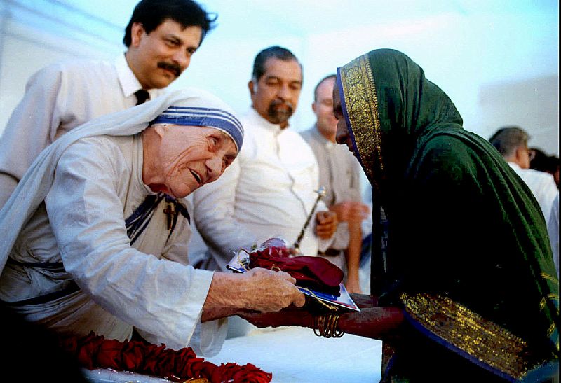 La madre Teresa presenta los documentos para una nueva casa a un aldeano de Latur en Bombay el 26 de de septiembre de 1994