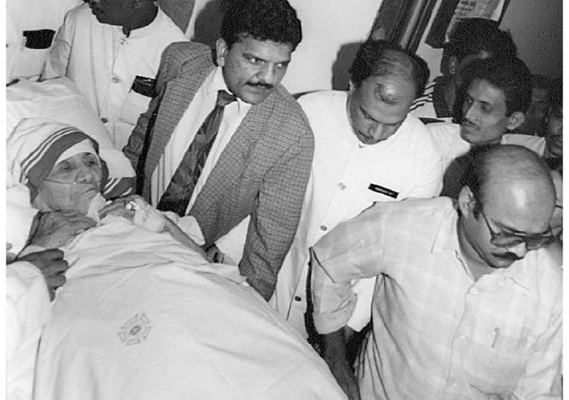 La madre Teresa es atendida en una clínica el 26 de noviembre de 1996 en Calcuta