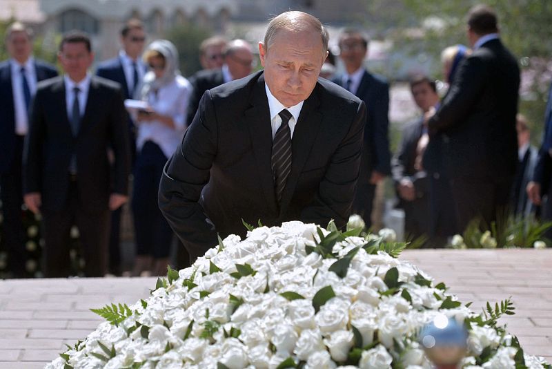 Putin presenta sus respetos ante la tumba del fallecido líder uzbeko