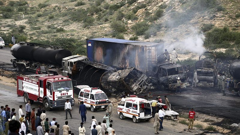 Un accidente en Pakistán deja tres muertos y una docena de heridos