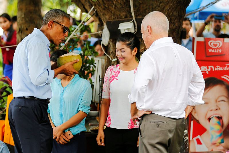 Obama bebe un agua de coco natural en la ciudad laosiana de Luang Prabang
