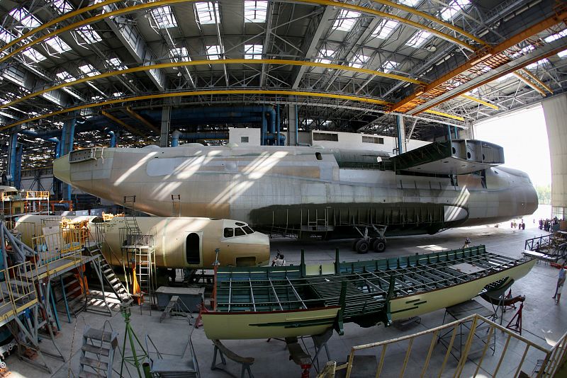 El cuerpo del segundo Antonov-225 en la planta ucraniana de Kiev