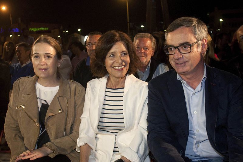La candidata de Ciudadanos a la presidencia de la Xunta, Cristina Losada acompañada por el vicesecretario general, José Manuel Villegas y la diputada Marta Rivera, en el acto celebrado en el barrio vigués de Bouzas.