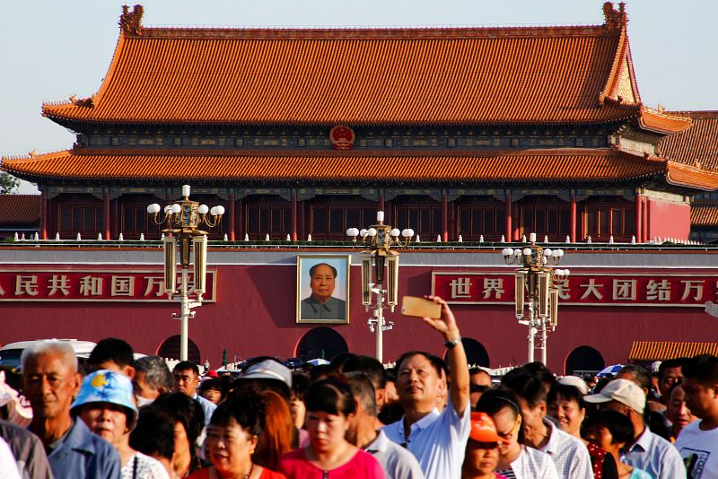 Una multitud hace cola para visitar el mausoleo de Mao Zedong en el 40 aniversario de su muerte.