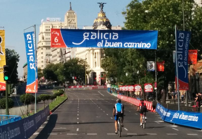 Dos cicloturistas se encaminan hacia la Gran Vía.