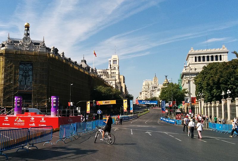 Un cicloturista fotografía la Gran Vía de Madrid.