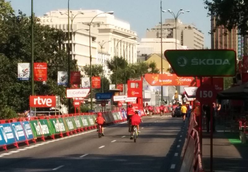 Un grupo de niños se encamina a cruzar la meta de la última etapa de la Vuelta.