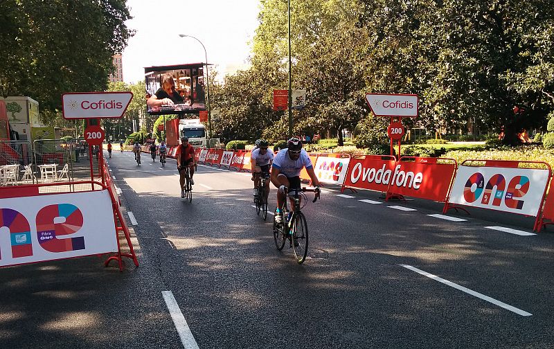 Cicloturistas participantes en La Marcha de la Vuelta 2016 recorren la recta de meta.