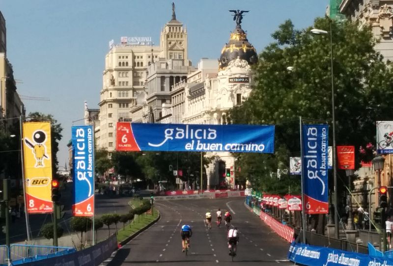 Participantes en La Marcha de la Vuelta por las calles de Madrid.