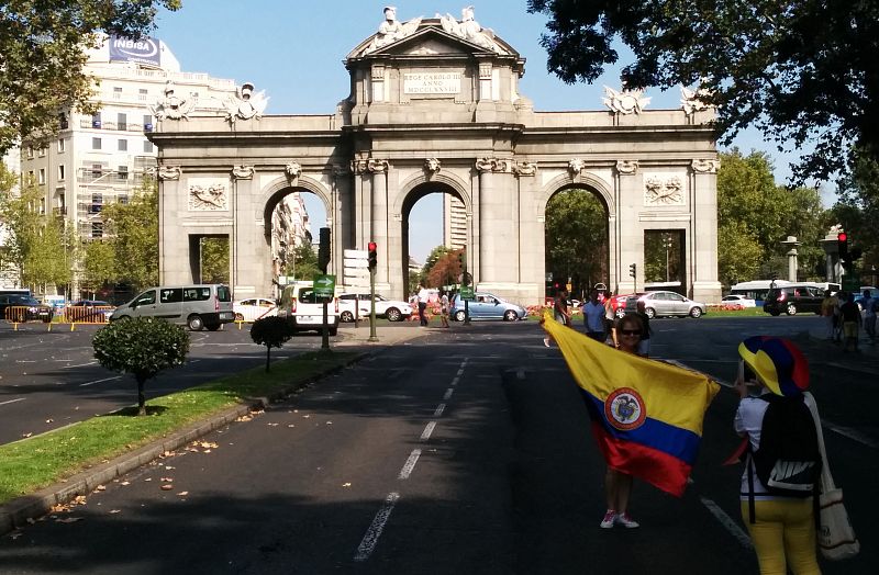 Una aficionada colombiana se hace una foto con la Puerta de Alcalá al fondo.