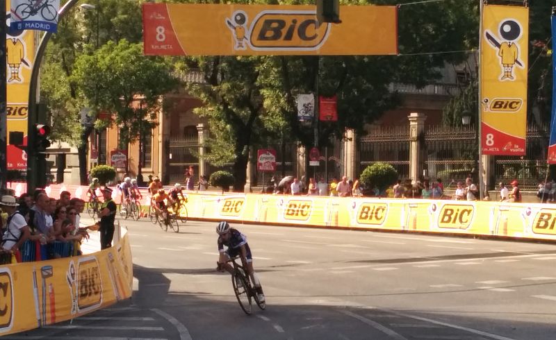 Una de las corredoras de la Madrid Challenge trata de alcanzar al pelotón.