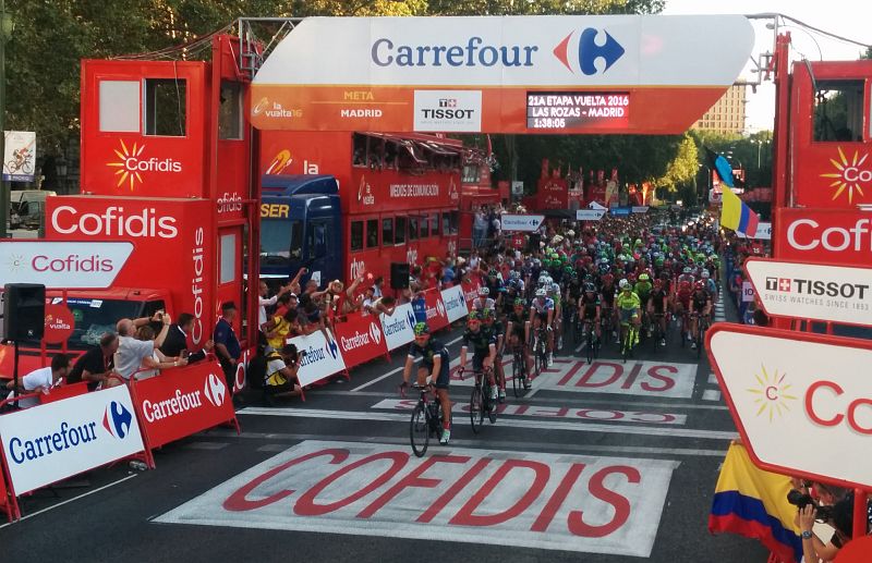 El pelotón pasa por primera vez por la meta de la 21ª etapa.