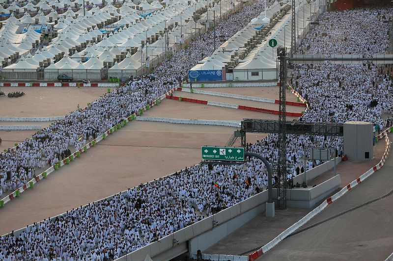 Más de 1,8 millones de peregrinos musulmanes celebran el ritual de la lapidación de Satán en Mina, sin incidentes, a un año de la dramática estampida.