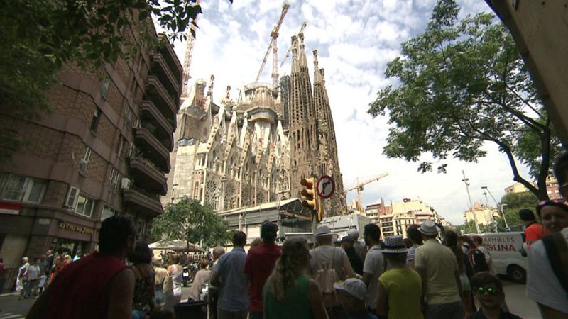 El turismo masivo invade los alrededores de los monumentos emblemáticos