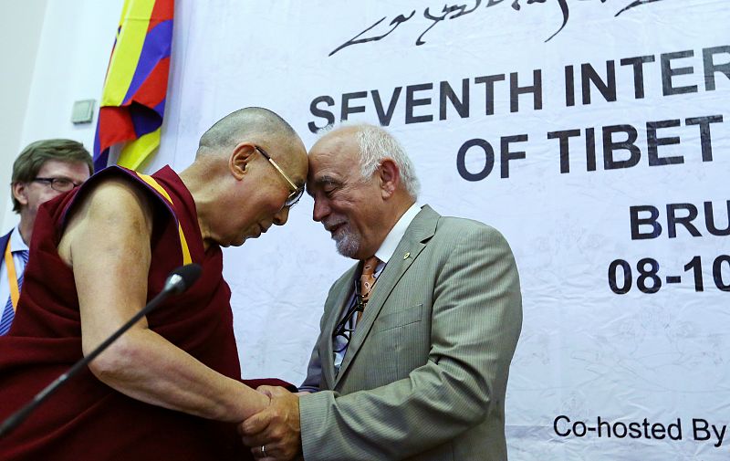 El Dalai Lama, líder espiritual del Tíbet y actualmente en el exilio, saluda al presidente del Parlamento Flamenco en Bruselas, Bélgica
