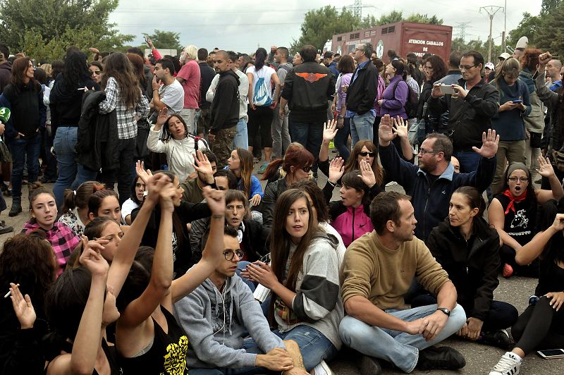 Activistas contrarios al 'Toro de la Vega' durante la celebración del 'Toro de la Peña'.