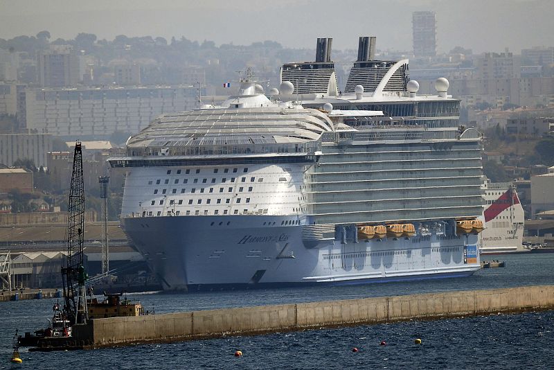 Una persona ha muerto y otras cuatro han resultado heridas graves después de que una lancha de salvamento se cayera del Harmony of the Seas, el mayor buque de crucero del mundo, durante un simulacro de seguridad.