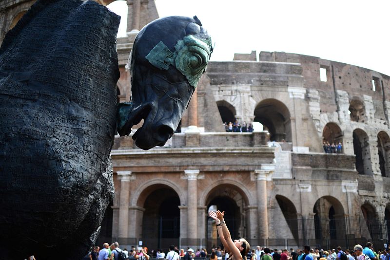 'Lapidarium' de Gustavo Areces frente al Coliseo romano