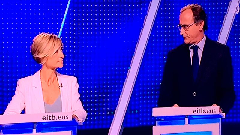La mirada en silencio entre Pili Zabala y Alfonso Alonso en el debate electoral de la ETB