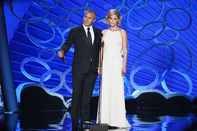El actor, conocido por su papel en Friends, y la actriz, una de las protagonistas de Modern Family, presentan un premio durante la gala.