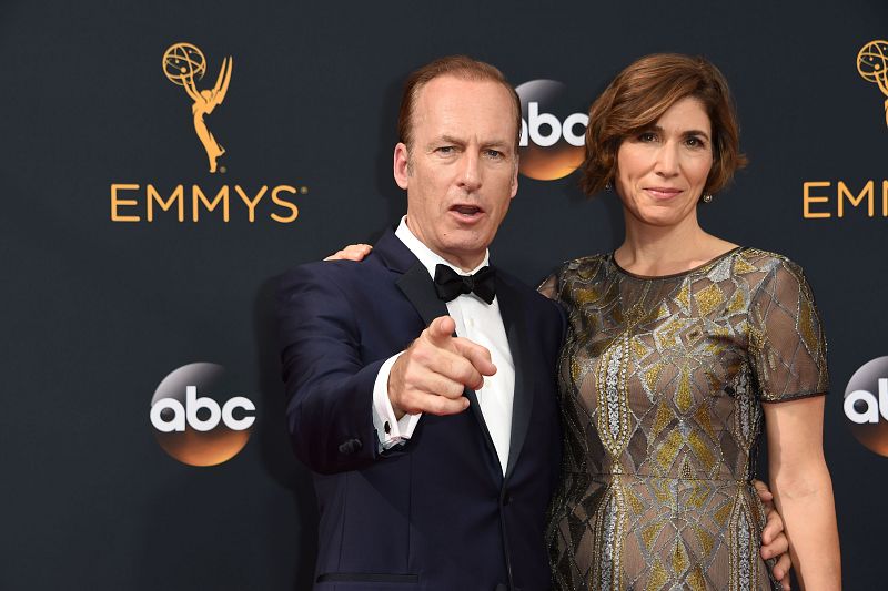 Bob Odenkirk, el protagonista de Better call Saul, una de las series de la temporada, junto a su esposa.